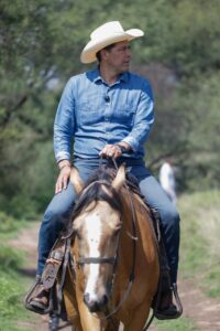 Recorrido de Leo Montañez en La Pona con la Policía Montada